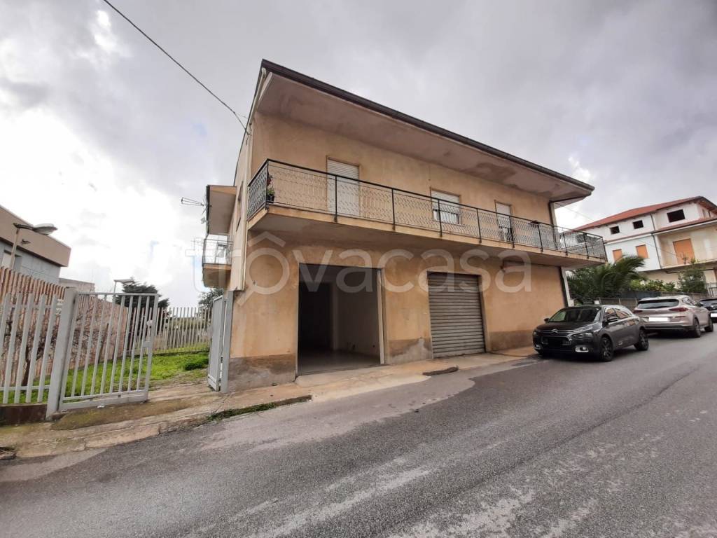 locale commerciale in affitto a Lamezia Terme in zona Sambiase