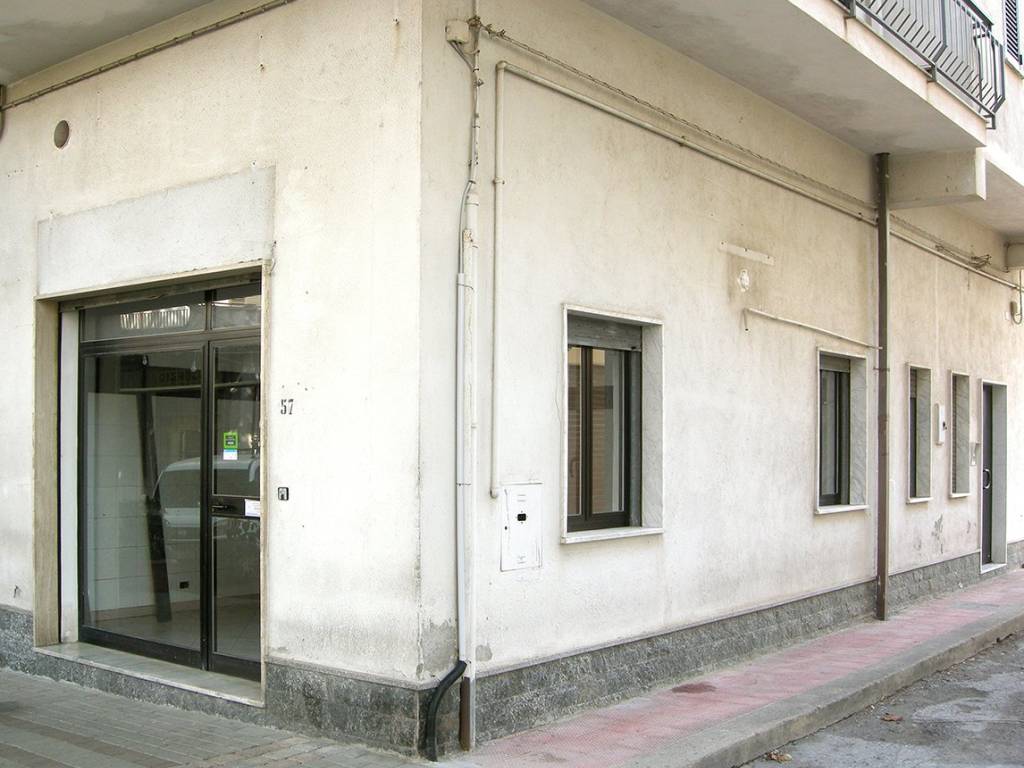 negozio in affitto a Bianco