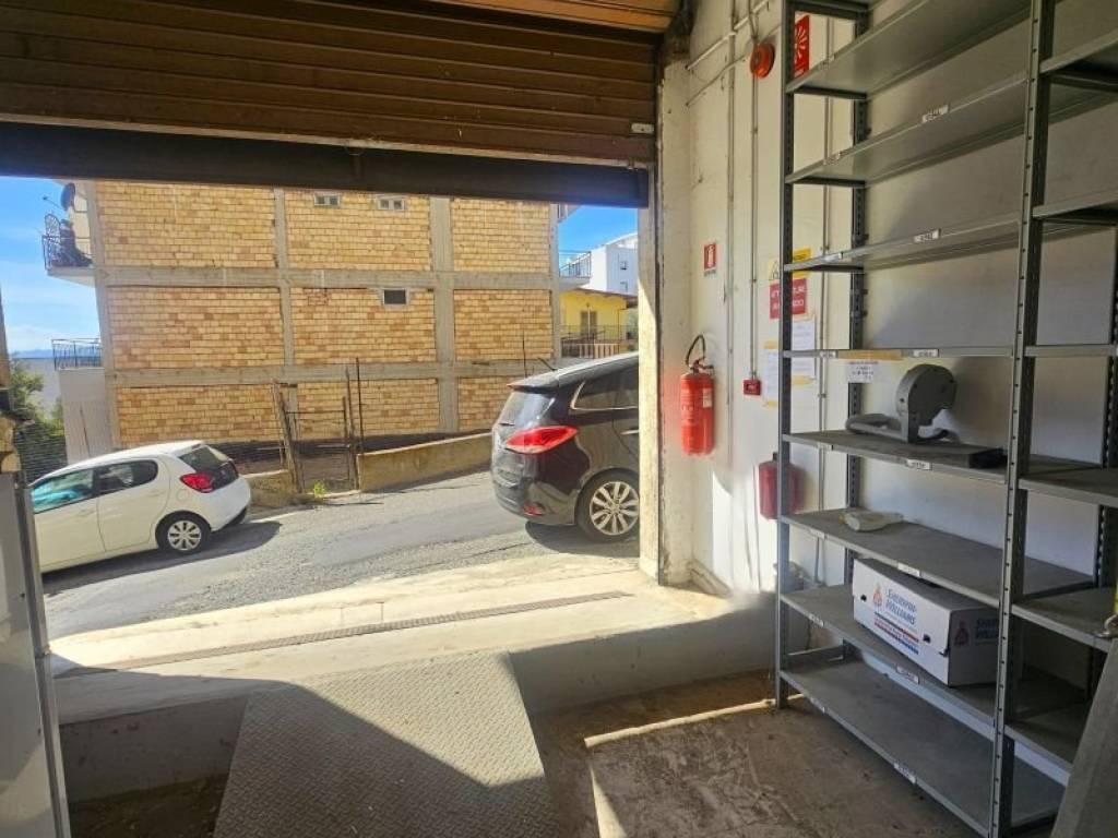 locale commerciale in affitto a Reggio di Calabria in zona Tremulini