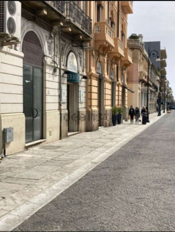 locale commerciale in affitto a Reggio di Calabria in zona Centro Storico