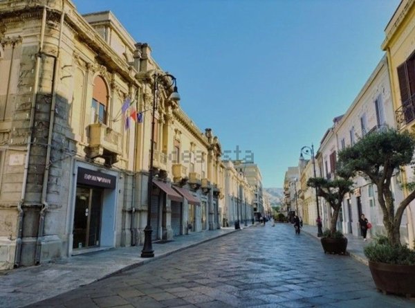 locale commerciale in affitto a Reggio di Calabria in zona Centro Storico