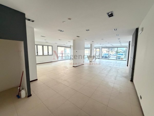 locale commerciale in affitto a Reggio di Calabria in zona Modena