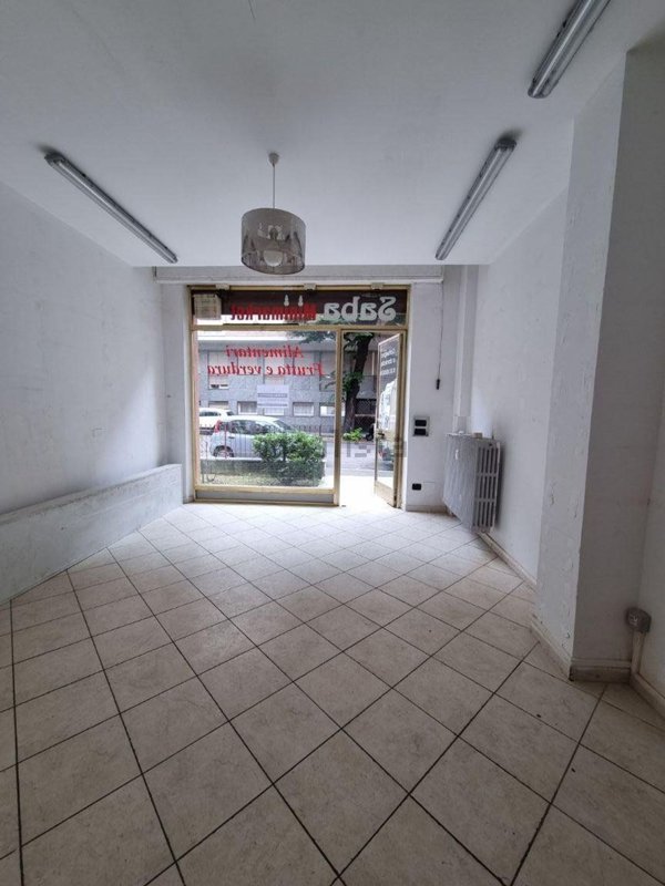 locale commerciale in affitto ad Asti