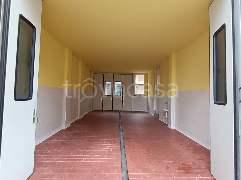locale commerciale in affitto ad Asti in zona Pilone