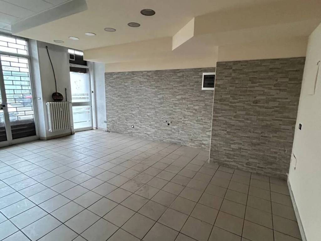 negozio in affitto ad Asti in zona Quarto