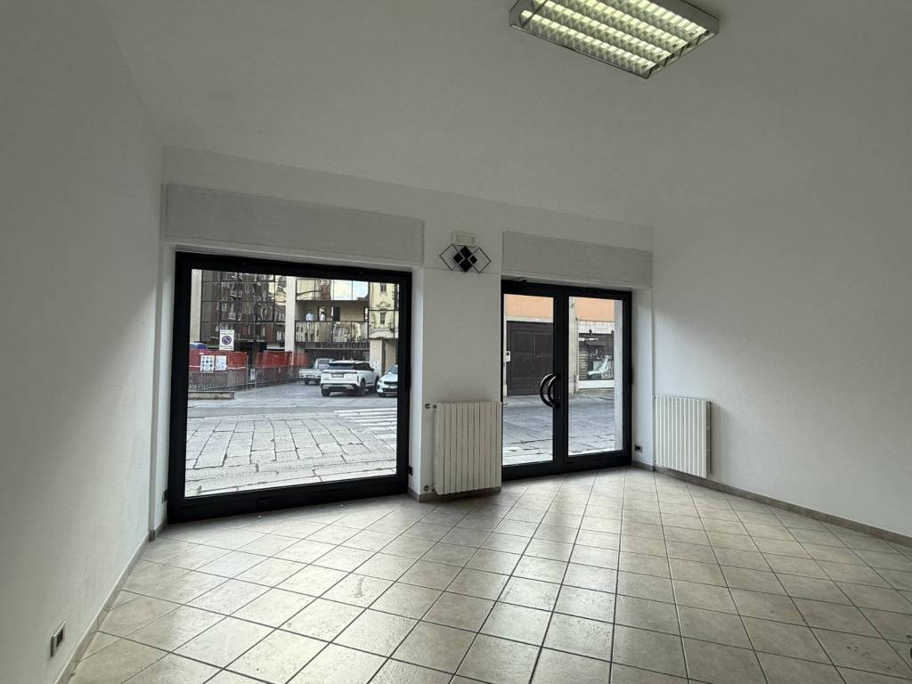 negozio in affitto ad Asti