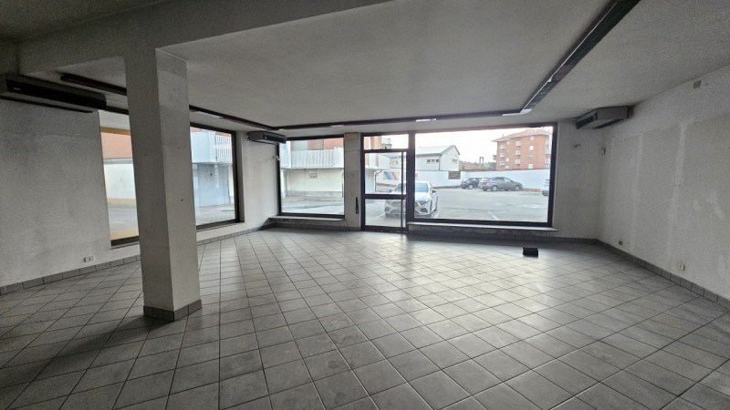 negozio in affitto ad Asti