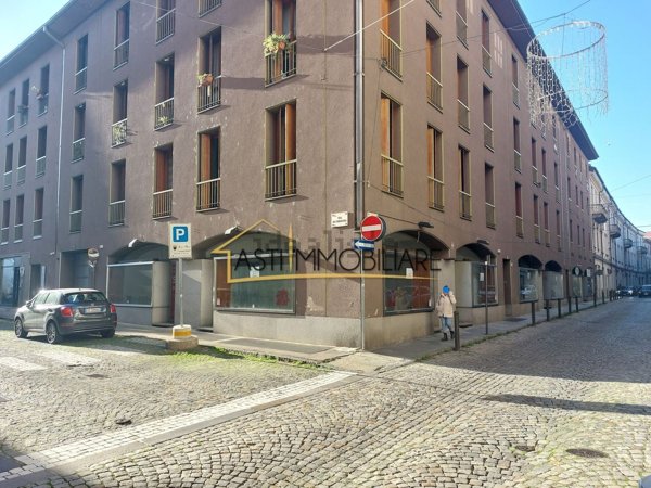 negozio in affitto ad Asti