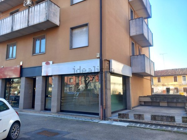 locale commerciale in affitto ad Asti