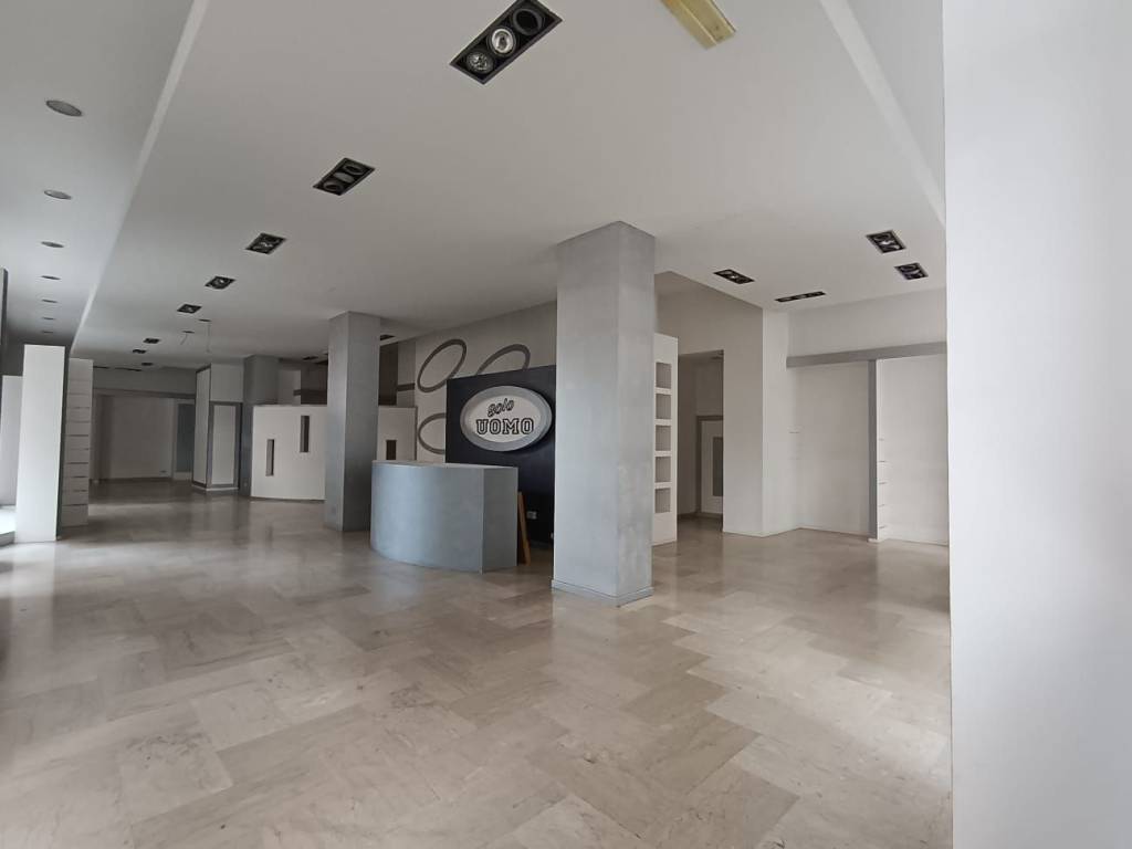 negozio in affitto ad Asti