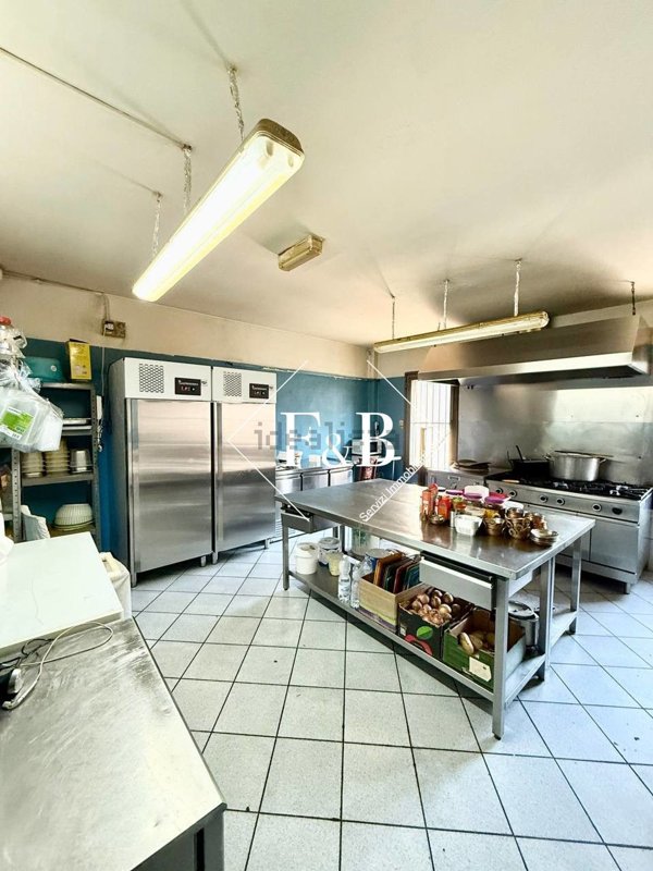 negozio in affitto ad Asti