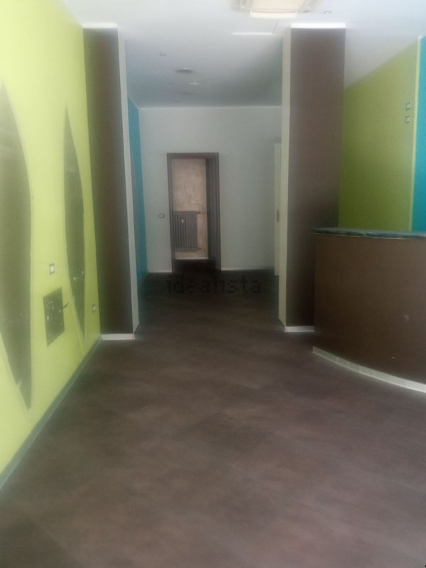 negozio in affitto ad Asti