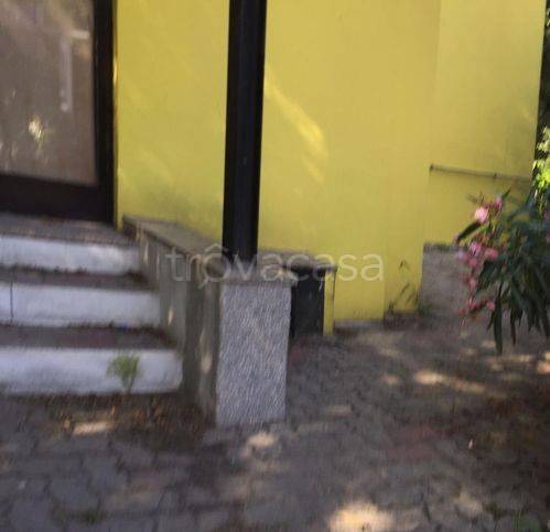 negozio in affitto ad Asti