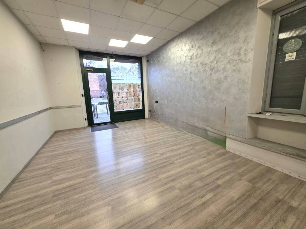 negozio in affitto ad Asti