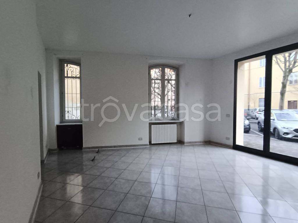 negozio in affitto ad Asti