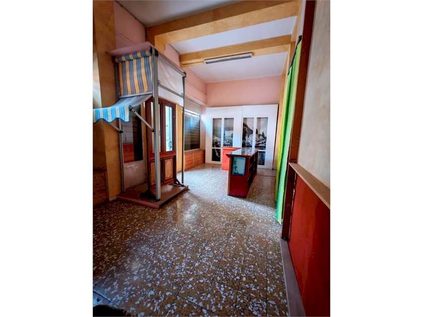 negozio in affitto ad Asti