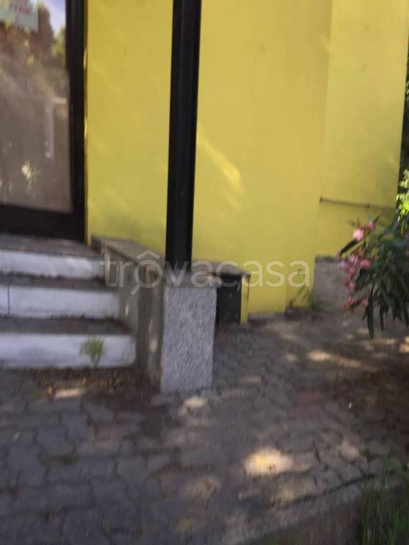 negozio in affitto ad Asti