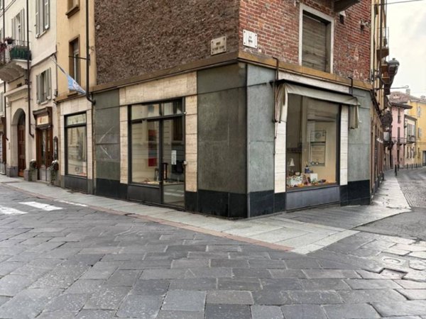 negozio in affitto ad Asti