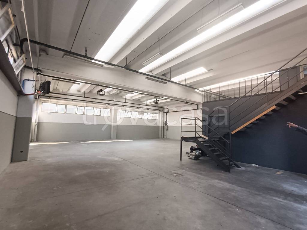 locale commerciale in affitto ad Asti in zona Pilone