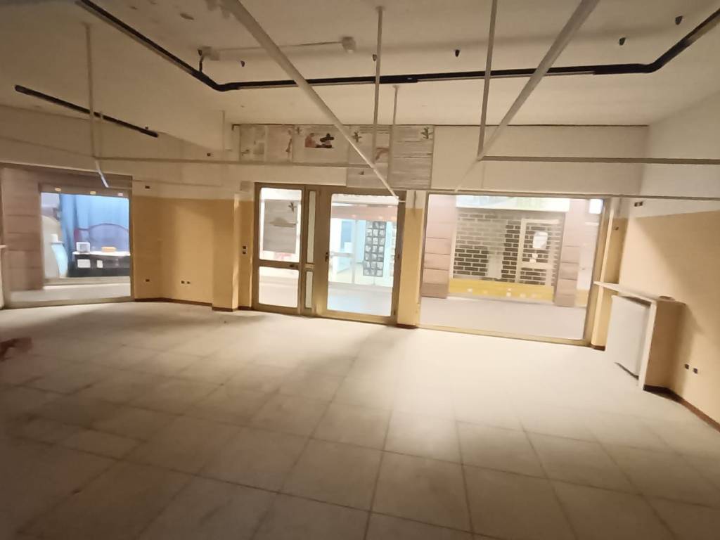 negozio in affitto ad Asti