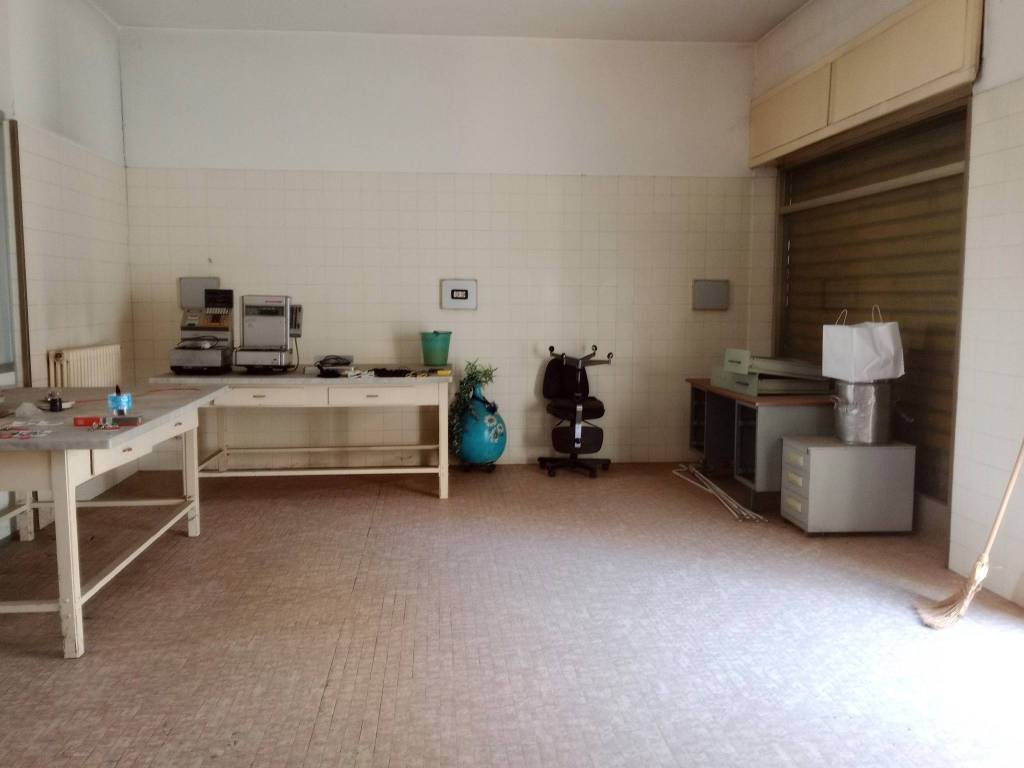 locale commerciale in affitto ad Asti