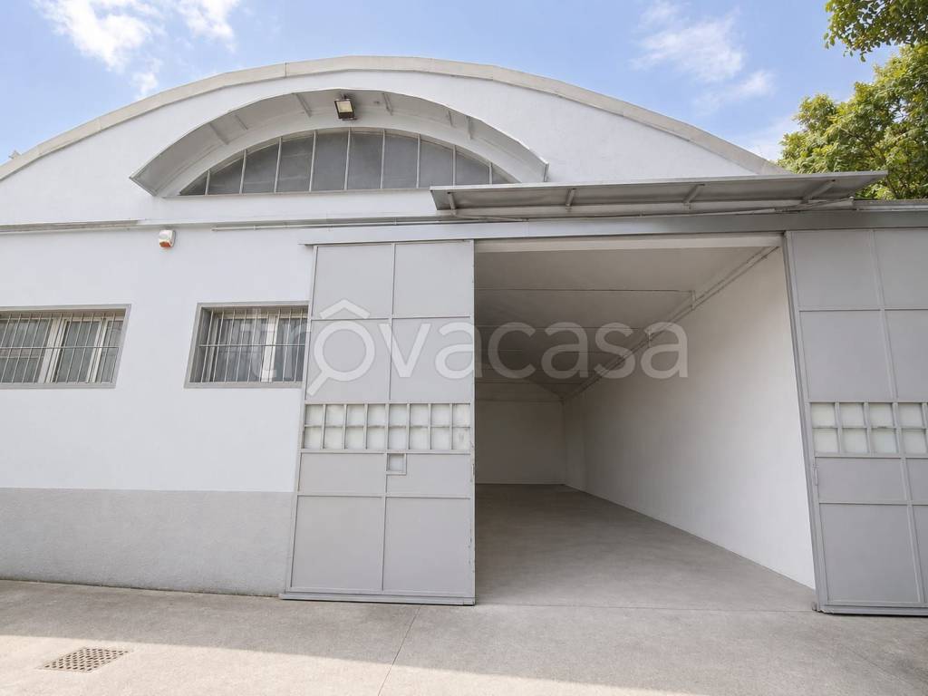locale commerciale in affitto ad Asti in zona Madonna di Caniglie