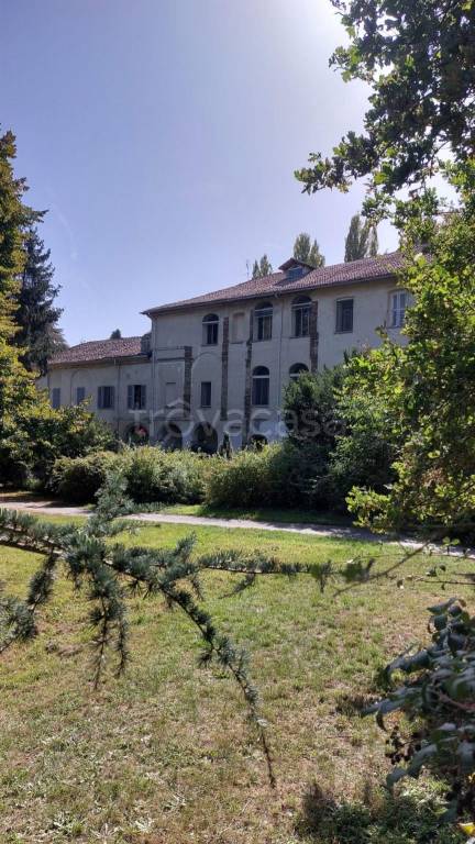 locale commerciale in affitto ad Asti