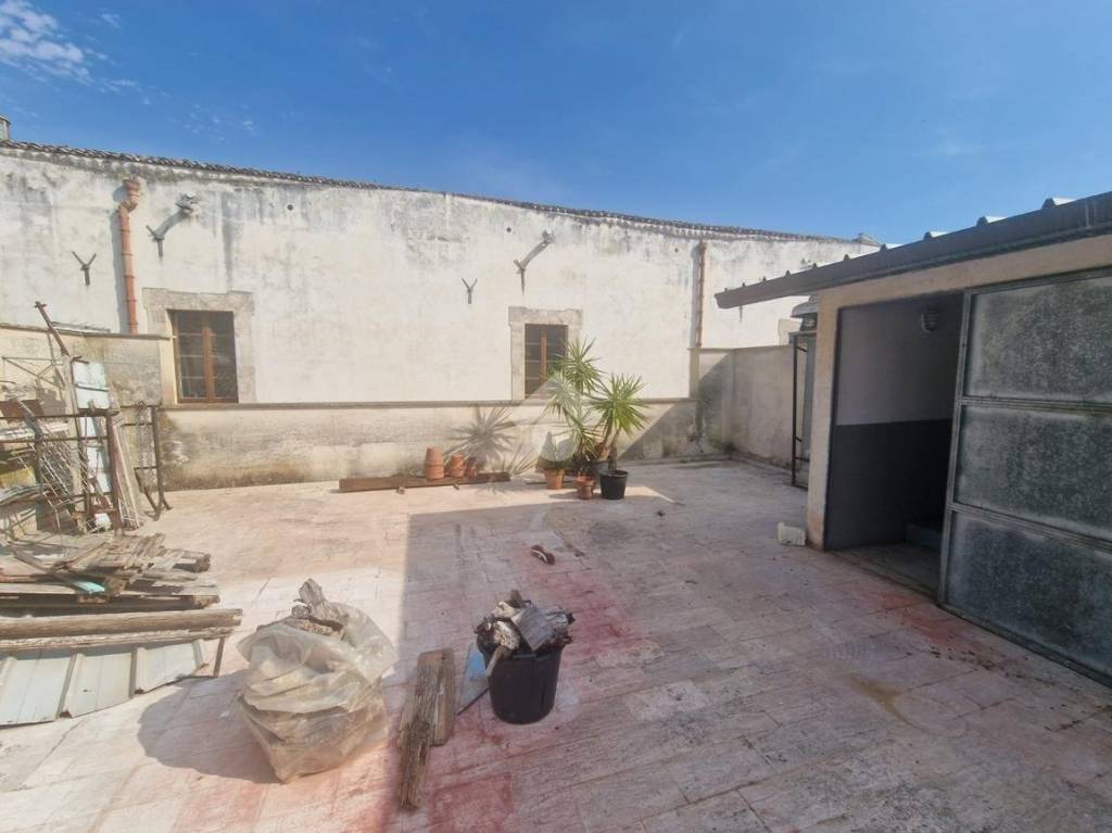 negozio in affitto ad Alcamo in zona Centro Città