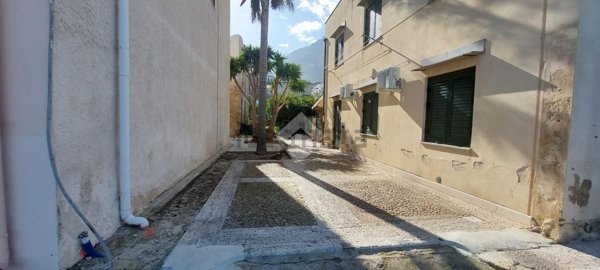 locale commerciale in affitto a Castellammare del Golfo