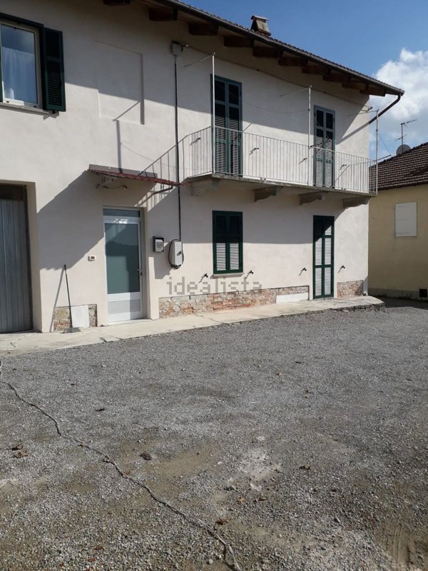 esavano in affitto a Penango in zona Cioccaro