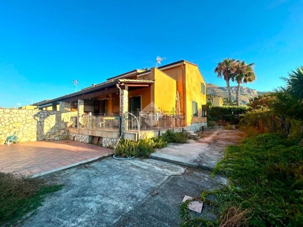 casa indipendente in affitto ad Altavilla Milicia in zona Torre Colonna