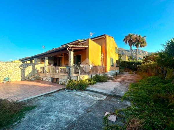 casa indipendente in affitto ad Altavilla Milicia in zona Torre Colonna