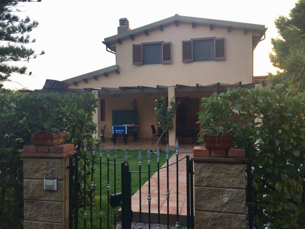 casa indipendente in affitto a Campofelice di Roccella