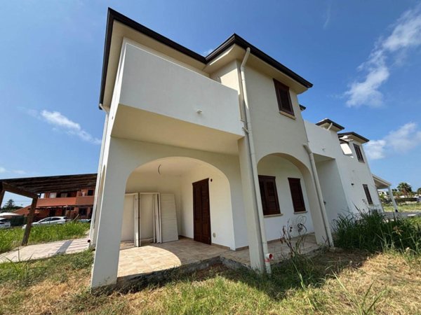 casa indipendente in affitto a Campofelice di Roccella