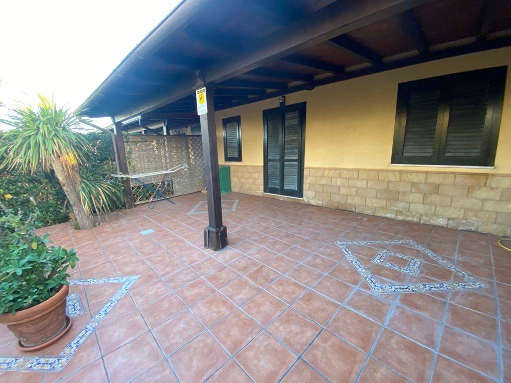 casa indipendente in affitto a Campofelice di Roccella