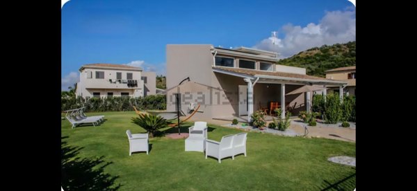 casa indipendente in affitto a Campofelice di Roccella