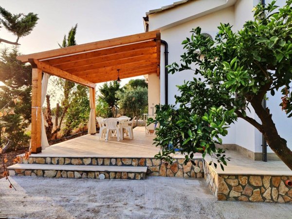 casa indipendente in affitto a Campofelice di Roccella