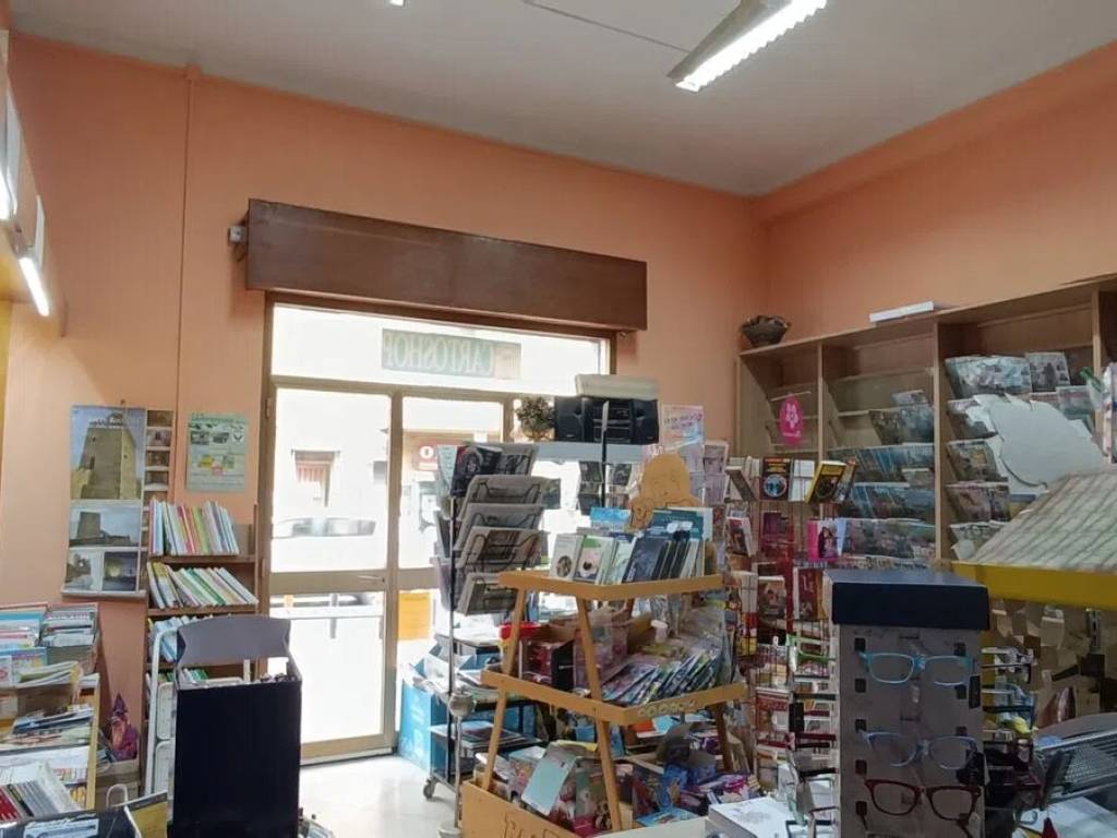 negozio in affitto a Campofelice di Roccella