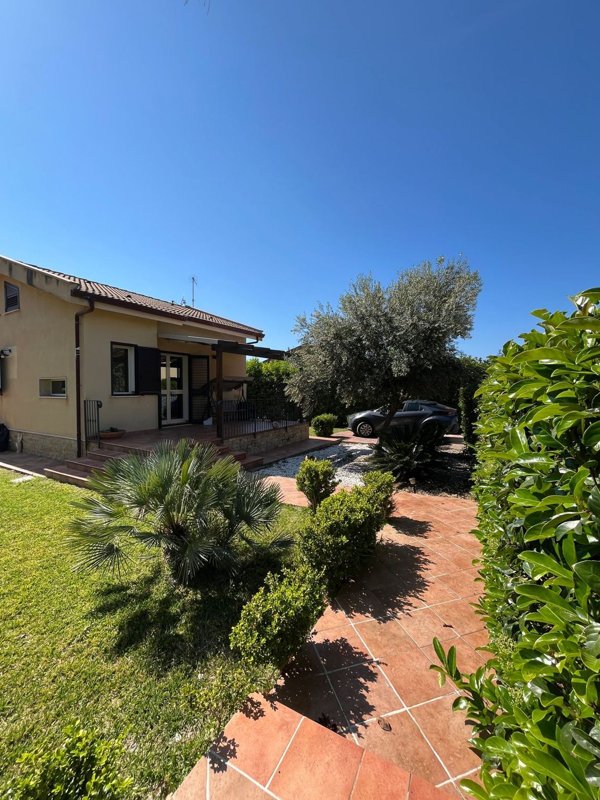 casa indipendente in affitto a Campofelice di Roccella