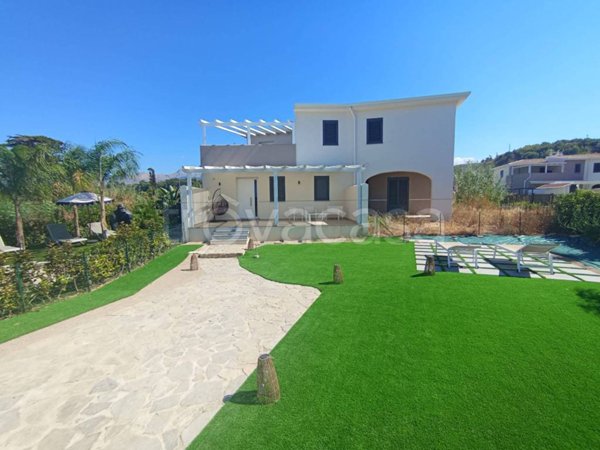casa indipendente in affitto a Campofelice di Roccella