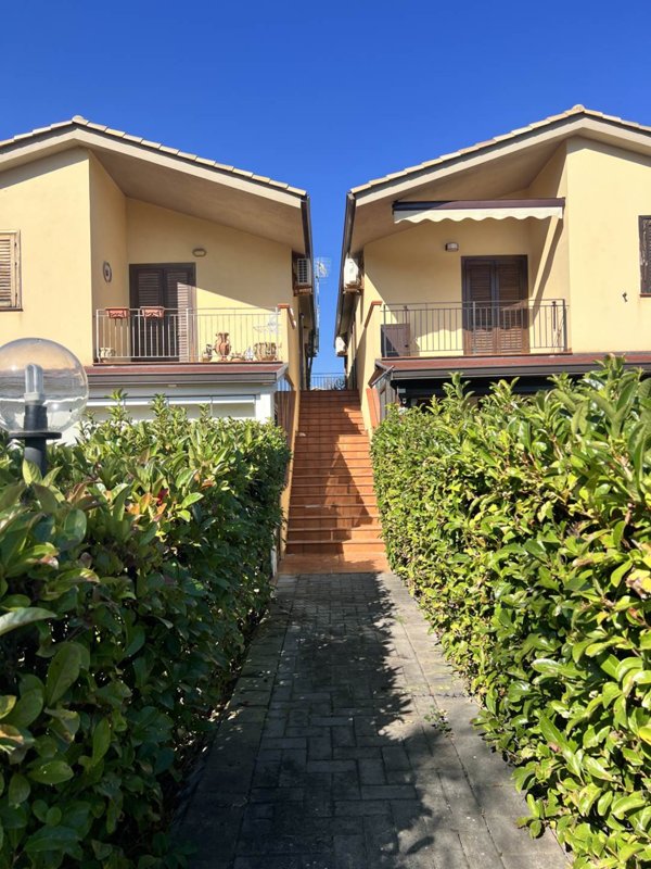 appartamento in affitto a Campofelice di Roccella