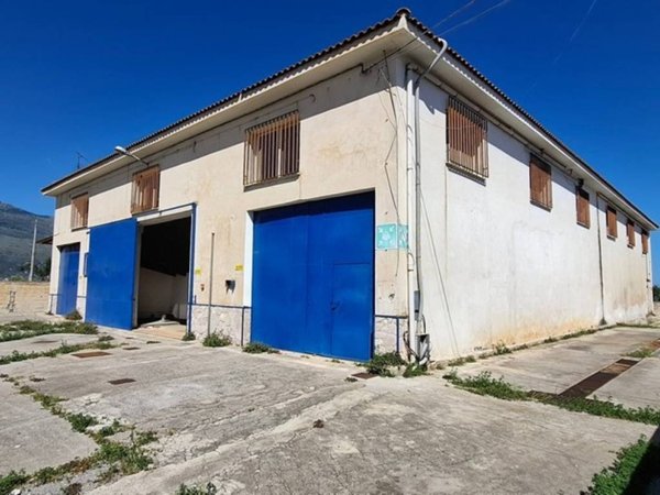 locale commerciale in vendita a Carini