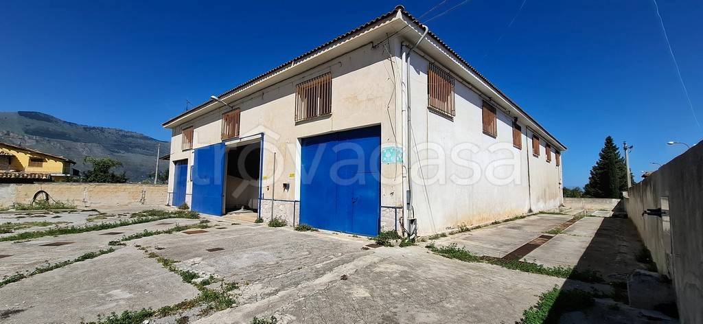 locale commerciale in vendita a Carini