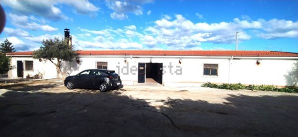 locale commerciale in affitto a Carini