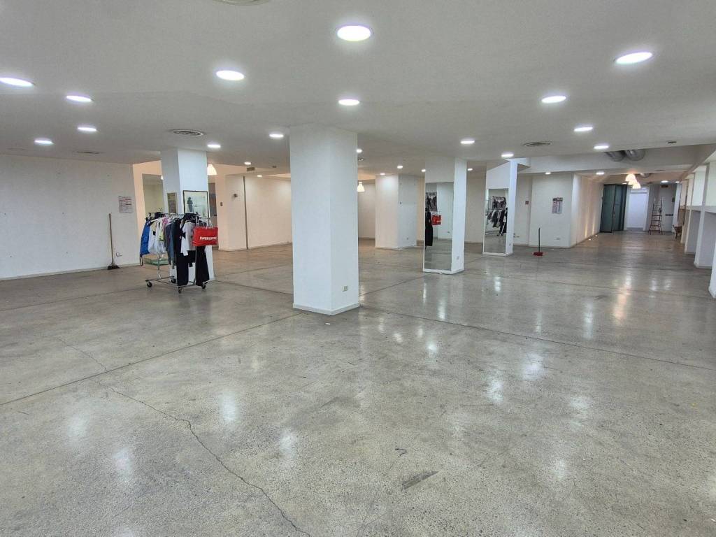 locale commerciale in affitto a Palermo in zona Libertà