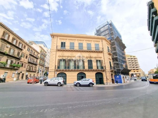 negozio in affitto a Palermo in zona Politeama