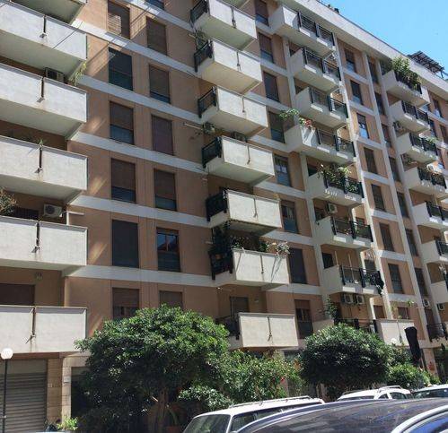 negozio in affitto a Palermo in zona Libertà