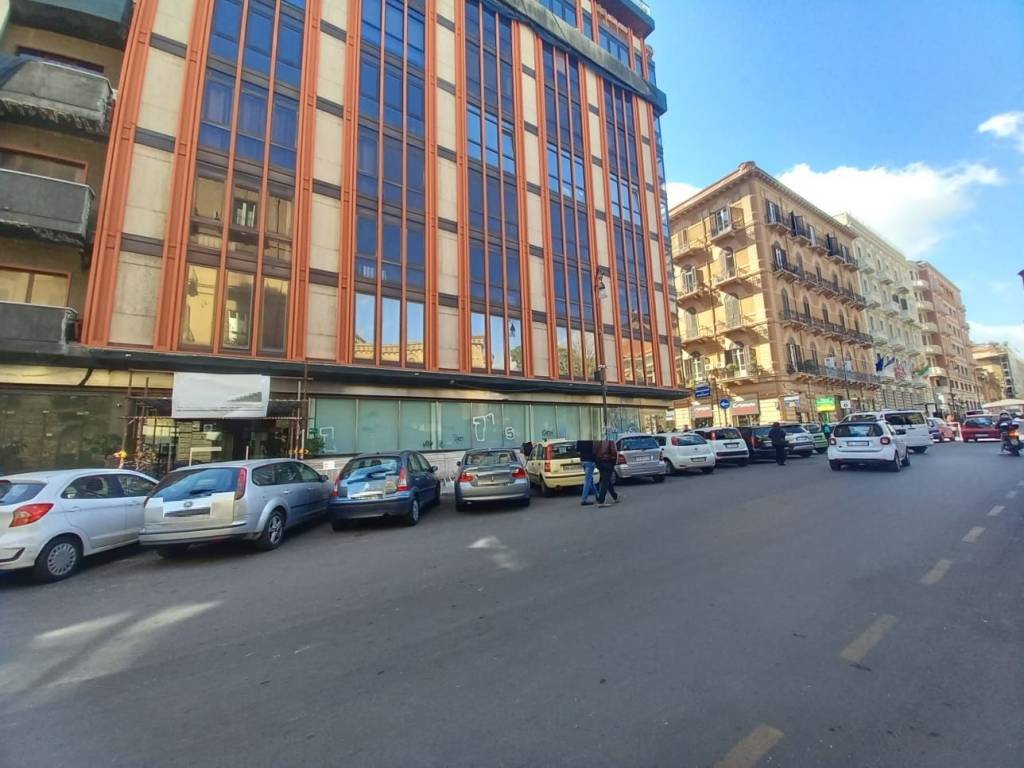 negozio in affitto a Palermo in zona Politeama