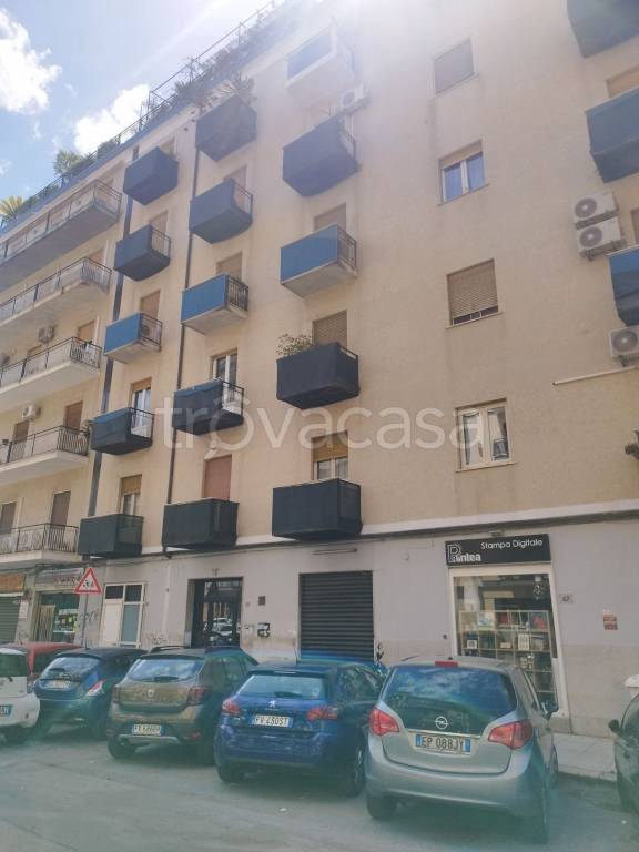 locale di sgombero in affitto a Palermo in zona Libertà