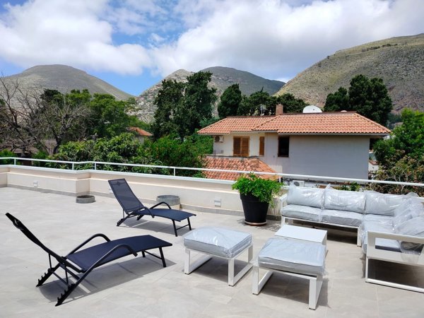 casa indipendente in affitto a Palermo in zona Mondello